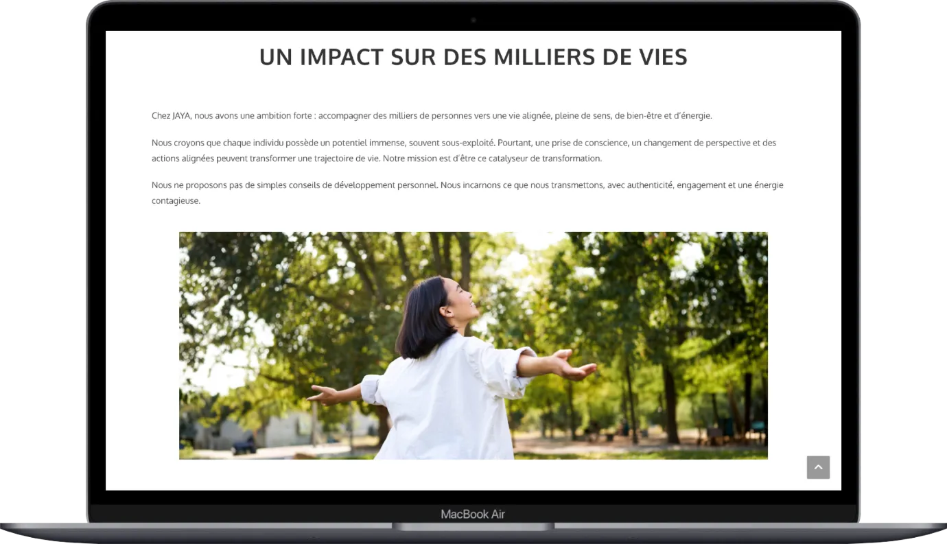 Les pages du site Jaya United sur ordinateur portable